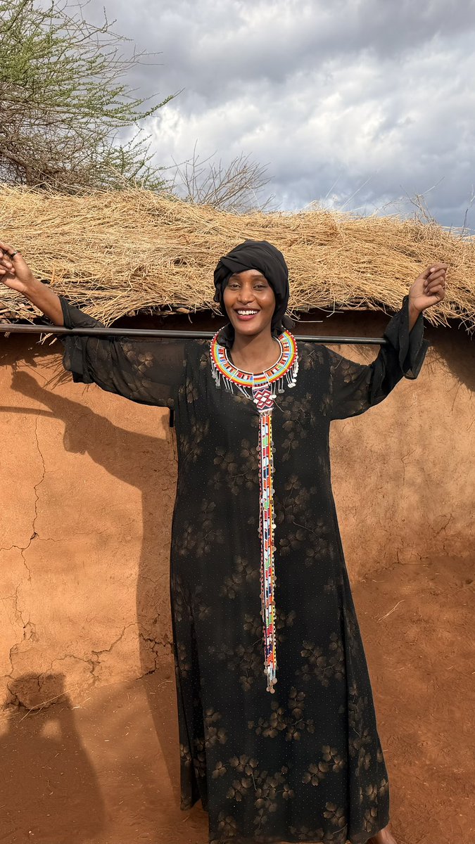 Honeyfarsafi's tweet photo. Blending in with the Maa community coz I already have a very long neck https://t.co/0obtSfbV66