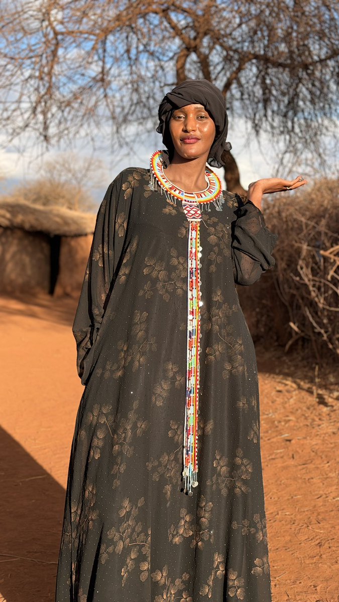 Honeyfarsafi's tweet photo. Blending in with the Maa community coz I already have a very long neck https://t.co/0obtSfbV66