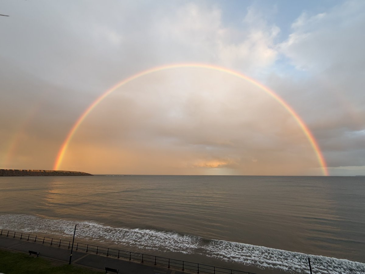 smartmarty's tweet photo. @Hudsonweather @KeeleyDonovan @OfficialFiley #Filey Bay rainbow 🌈 https://t.co/KrTVzYUdEj