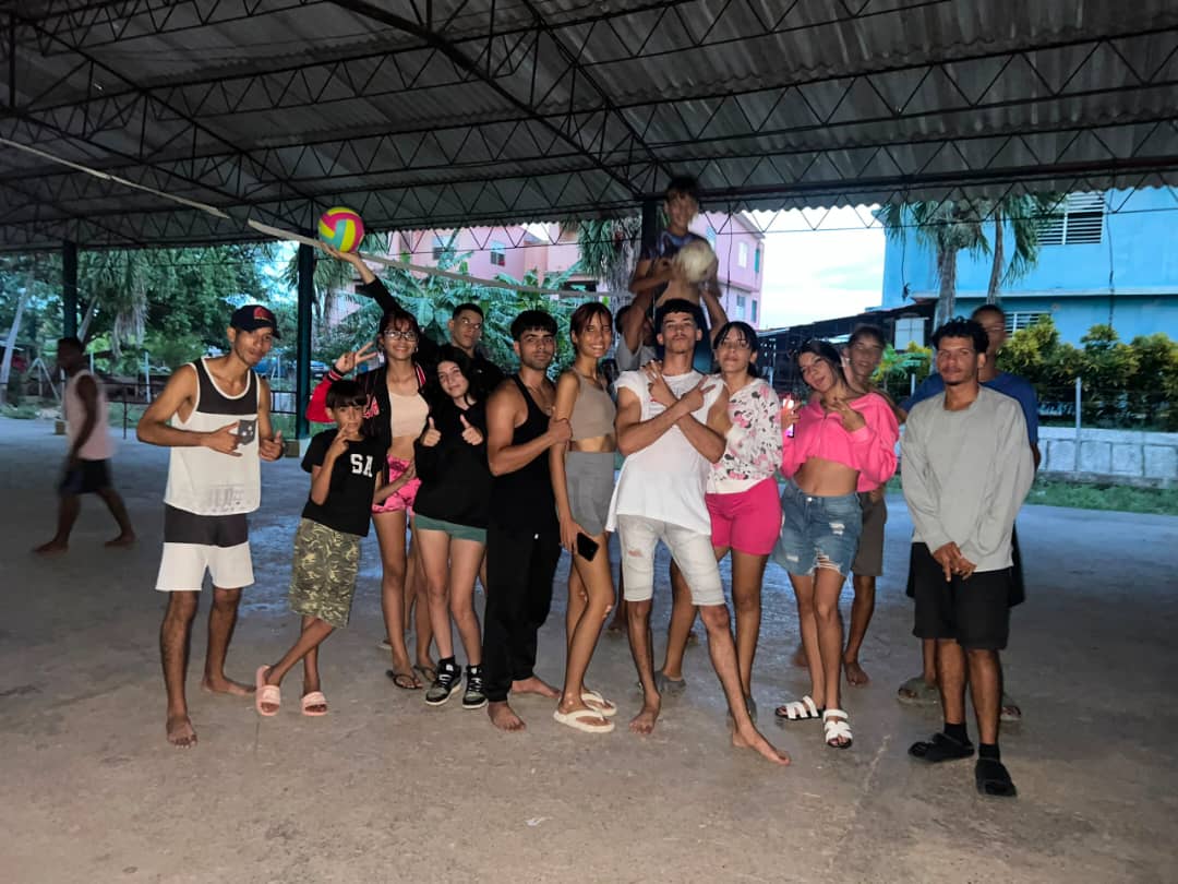 filialmayari's tweet photo. 📢🌲10 de octubre, Día Mundial de la Salud Mental
En conmemoración a esta fecha, estudiantes de la Filial de Ciencias Médicas #Mayarí, junto a jóvenes del reparto "26 de Julio", realizaron actividad deportiva recreativa.🌲
#CubaPorLaVida 🇨🇺 #Fcmay https://t.co/4D1mfY21wQ