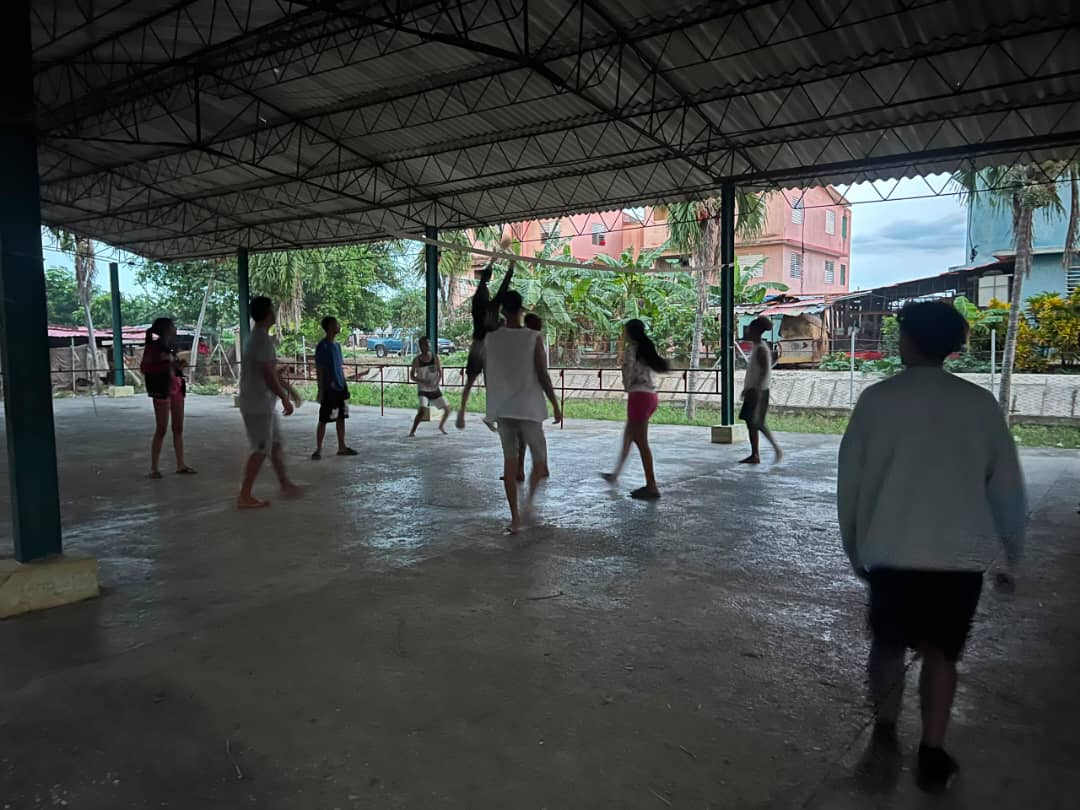 filialmayari's tweet photo. 🌲10 de octubre, Día Mundial de la Salud Mental
En conmemoración a esta fecha, estudiantes de la Filial de Ciencias Médicas #Mayarí, junto a jóvenes de la comunidad realizaron actividad deportiva recreativa.🌲
#CubaPorLaVida 🇨🇺 #Fcmay https://t.co/sZ66aPfJr0