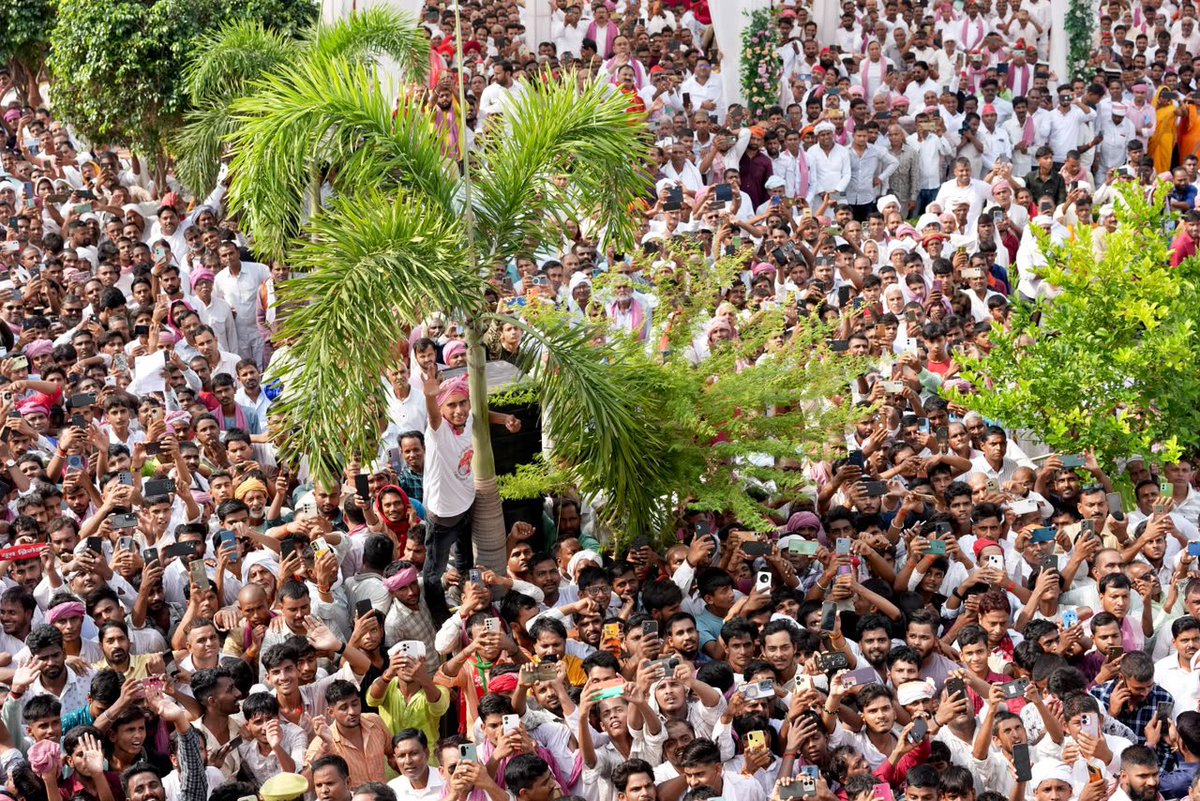 yadavakhilesh's tweet photo. आज बलिया में प्रखर समाजवादी चिंतक एवं वाक् योद्धा स्व. श्री राम गोविन्द चौधरी जी को श्रद्धांजलि अर्पित की। 

इस अवसर पर उमड़ा जन समूह इस बात का प्रतीक है कि चौधरी जी ने हर ‘पीड़ित, दुखी, अपमानित’ के लिए ‘सामाजिक न्याय’ लाने का जो संघर्ष किया उसे पूरा करने के लिए सिर्फ़ हम ही नहीं उप्र की लाखों-करोड़ों जनता साथ है। हम सब पीडीए मिलकर ‘सामाजिक न्याय का राज’ लाएंगे जिससे भेद मिटेंगे, सौहार्द आएगा और हमारा देश ‘बंधु-राष्ट्र’ बन पाएगा। 

आज मुझे बलिया से नया बल मिला है।

बागी बलिया की हुंकार 
परिवर्तन होगा इस बार