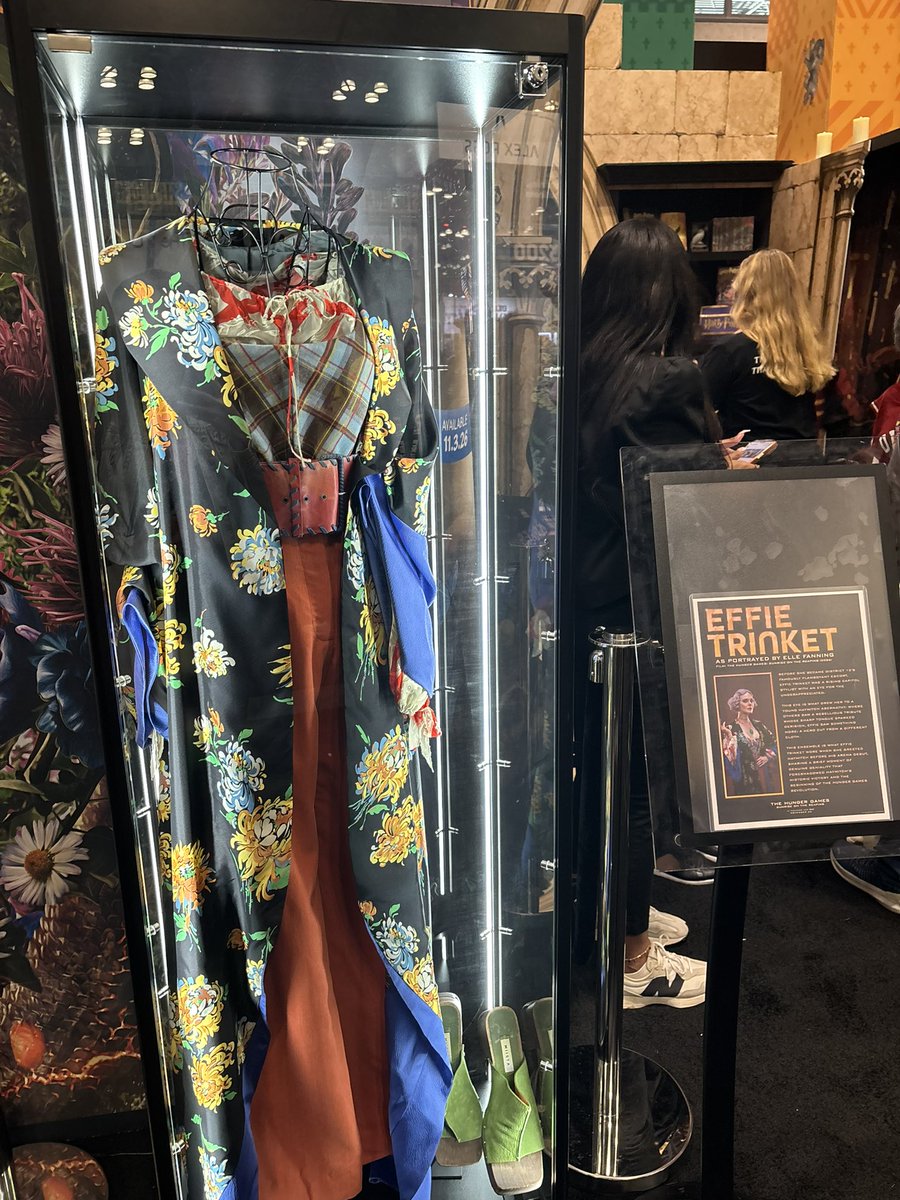 GillianBlum's tweet photo. Sorry #HungerGames fans who were excited for an announcement at NYCC.

Looks like it was the reveal of the Effie Trinket costume display at the Scholastic booth.

The sign was gone when I got there, but I did ask about it, they said it was the costume and they revealed early. https://t.co/DtuaDsTW8B