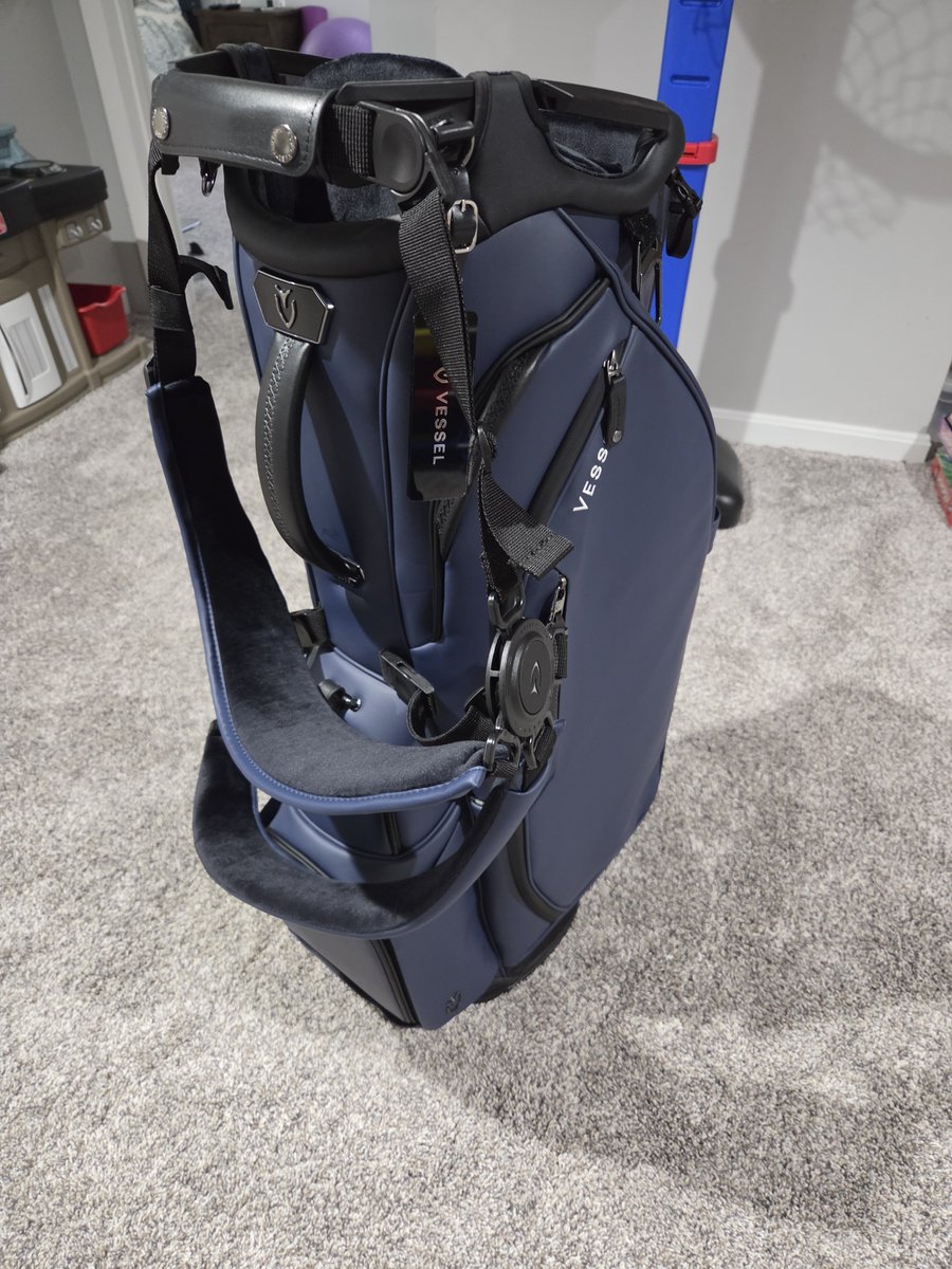 Bern2688's tweet photo. If you're a golfer and you're not using @GolfNApp during your round, you need to go download it right now.

Besides being just a great GPS caddie in-round, the rewards from playing are real. Brand new @vesselgolf bag is here and it's spectacular. https://t.co/plw5AR2t3A
