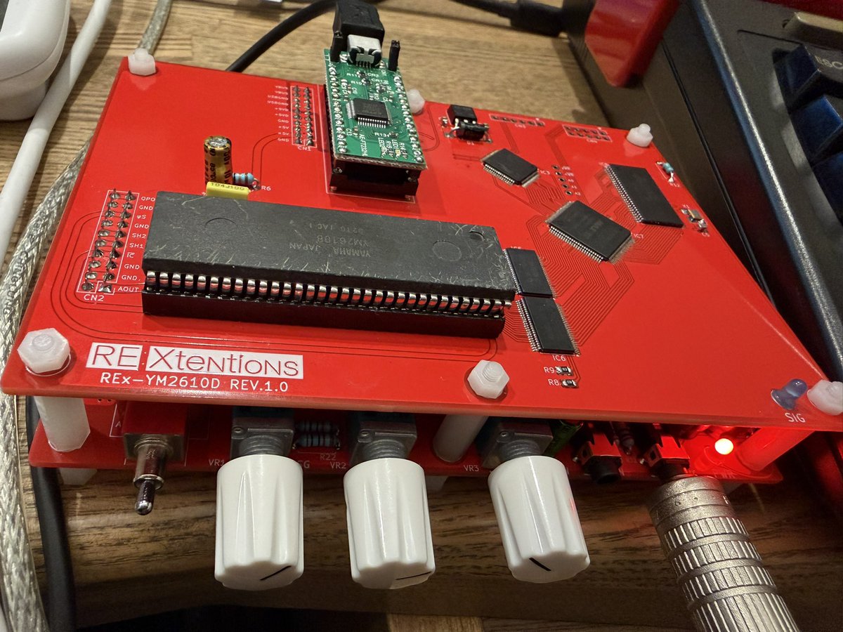 yuzokoshiro's tweet photo. MUCOM VSTiが、PROJECT RE:birth様（@RE_Birth_INFO）からご提供いただいた、YM2610D搭載の「RE Xtensions」にも対応しました。あのNEOGEOのサウンドチップです。
多チャンネルADPCMをフルサポートし、多彩なサンプルフォーマットを読み込んで実チップで演奏できます。 https://t.co/ZxoRrYhzXs