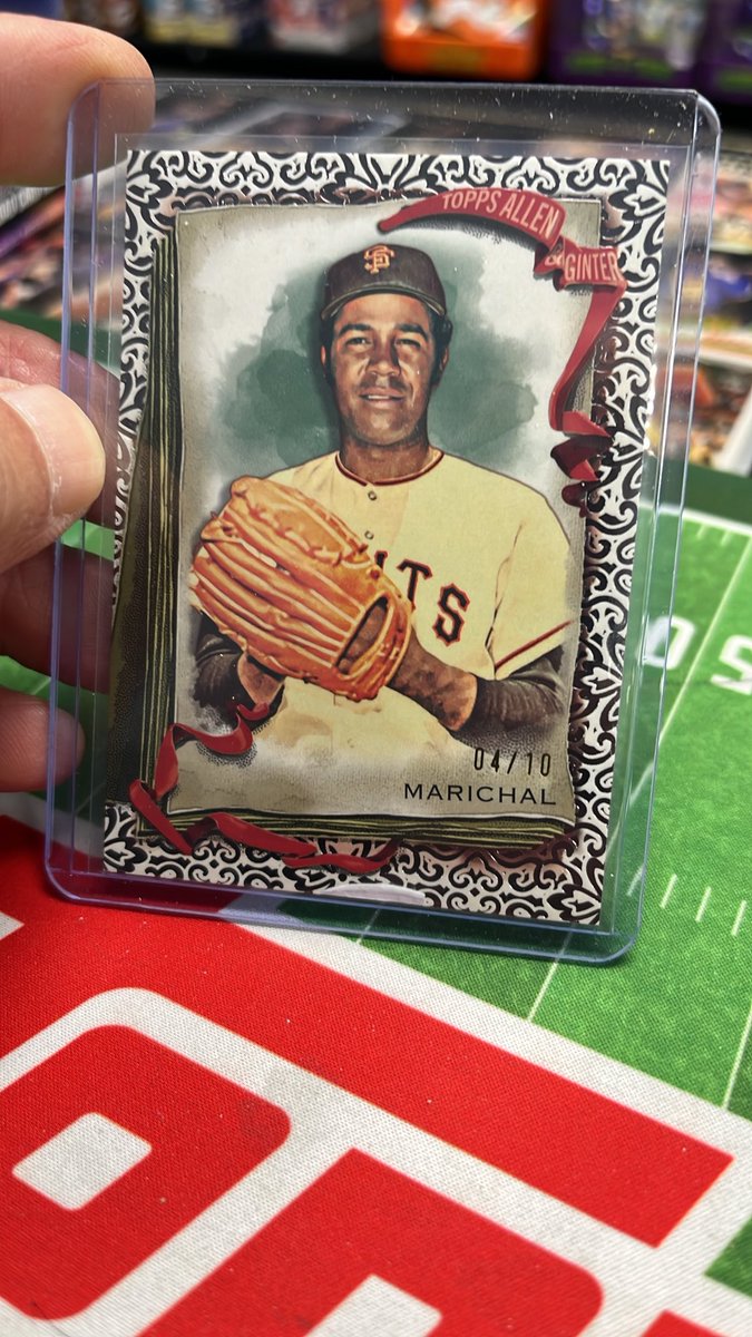 Dad0fDaughters4's tweet photo. Pulled out of 10 from bottom boarder damage straight out of the pack do better topps https://t.co/b8wTKu886m