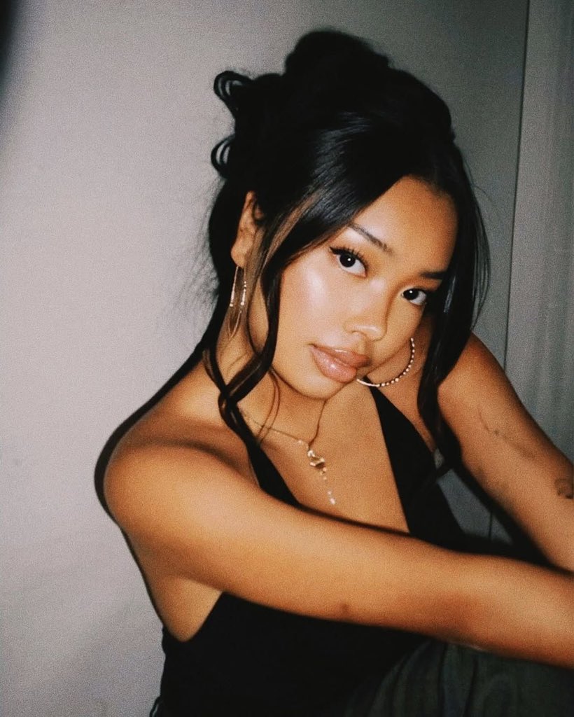 spicevillains's tweet photo. 🚨filo mucisian artist denise julia has spoken out and defended bini from BTS fans harassing them for submitting their music to the grammys’ asian pop category. https://t.co/Re3Sr7NLsc