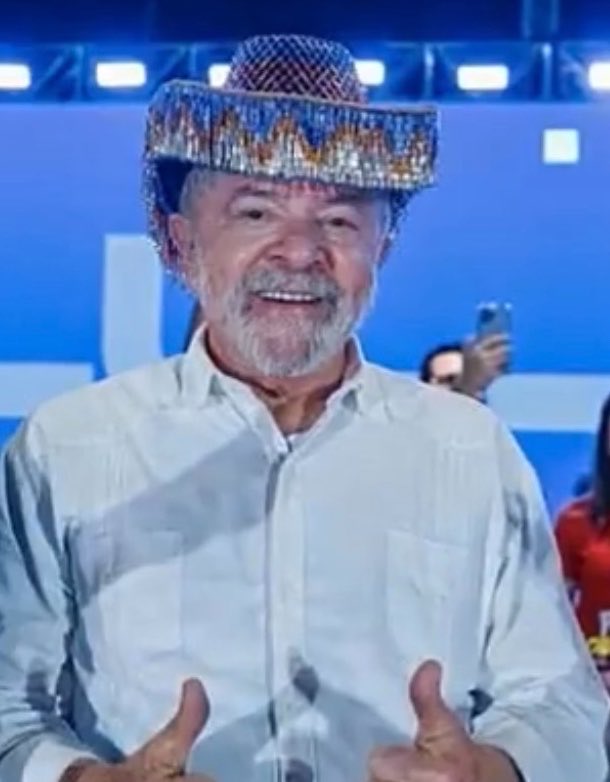 Pri_usabr1's tweet photo. O governo Lula zerou por 30 dias os impostos federais sobre a gasolina e o desconto total foi a R$ 0,89 por litro. Em 2022, o TSE tratou como crime Bolsonaro tentar baixar o preço para o consumidor. 

E agora TSE pode isso? https://t.co/Wsmem26TB0