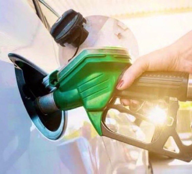 Pri_usabr1's tweet photo. O governo Lula zerou por 30 dias os impostos federais sobre a gasolina e o desconto total foi a R$ 0,89 por litro. Em 2022, o TSE tratou como crime Bolsonaro tentar baixar o preço para o consumidor. 

E agora TSE pode isso? https://t.co/Wsmem26TB0