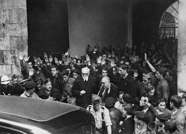 EFELafototeca's tweet photo. «Venceréis, pero no convenceréis. Venceréis porque tenéis sobrada fuerza bruta, pero no convenceréis».

Hace 90 años, Miguel de Unamuno, rector de la Universidad de Salamanca, abandonaba el Paraninfo tras su enfrentamiento verbal con el general Millán-Astray. #EFEfototeca https://t.co/QPJIEkBICK