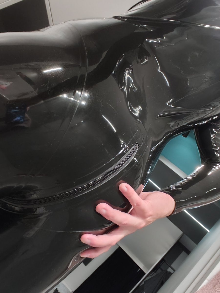 ArielTheFox01's tweet photo. Nothing better than putting a tight shiny latex on 🖤🤤 https://t.co/ETP56R7T3q