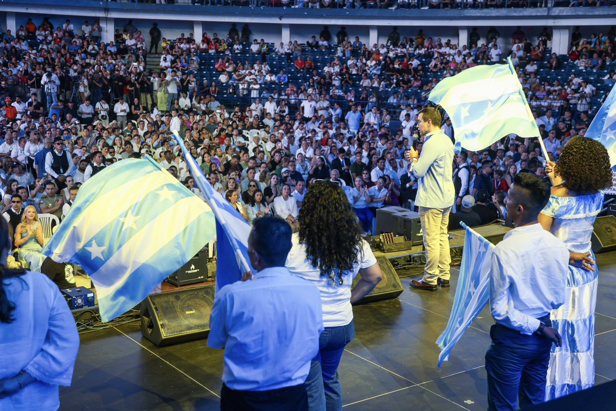 SuperintEC's tweet photo. En el marco de la #IndependenciaDeGuayaquil 🩵🤍🩵, nuestro superintendente Luis Cabezas-Klaere, participó como invitado en el evento #DíaDeLasEstrellas, realizado en el Coliseo Cerrado Voltaire Paladines Polo. https://t.co/R9BBXedT9u