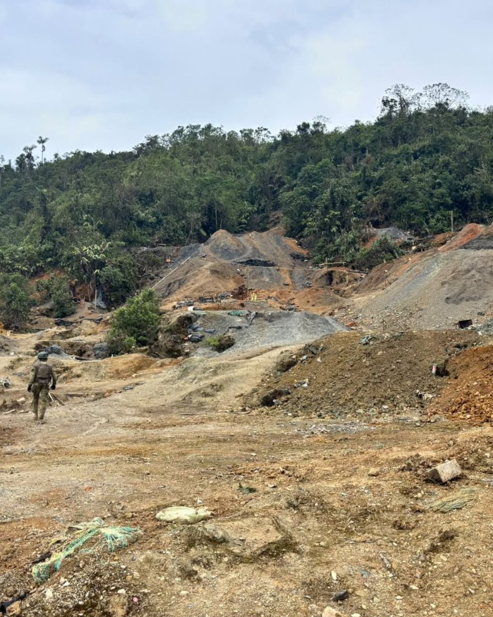 Ecuador221ec's tweet photo. #Imbabura Las Fuerzas Armadas del Ecuador, con su  Ejército Ecuatoriano, localizaron equipos, herramientas y 40 sacos de material aurífero presuntamente vinculados a la minería ilegal en Urcuquí. 

La afectación económica estimada es de USD 20.000.

#ffaa #operativos #militares https://t.co/d8wRcYIimV