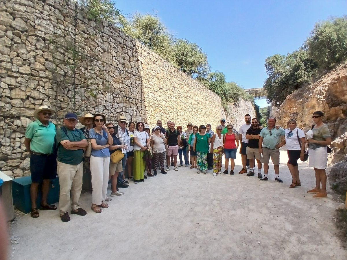 museoevolucion's tweet photo. ¿Quieres hacerte amigo del MEH? Estw domingo se celebra la primera edición del Día Mundial de los Amigos de los Museos y con esta fotografía de nuestros 'Amigos' en los yacimientos de la Sierra de Atapuerca, os animamos a formar parte de esta gran familia.
https://t.co/nlncSYid0a https://t.co/Ls95kHIHK9