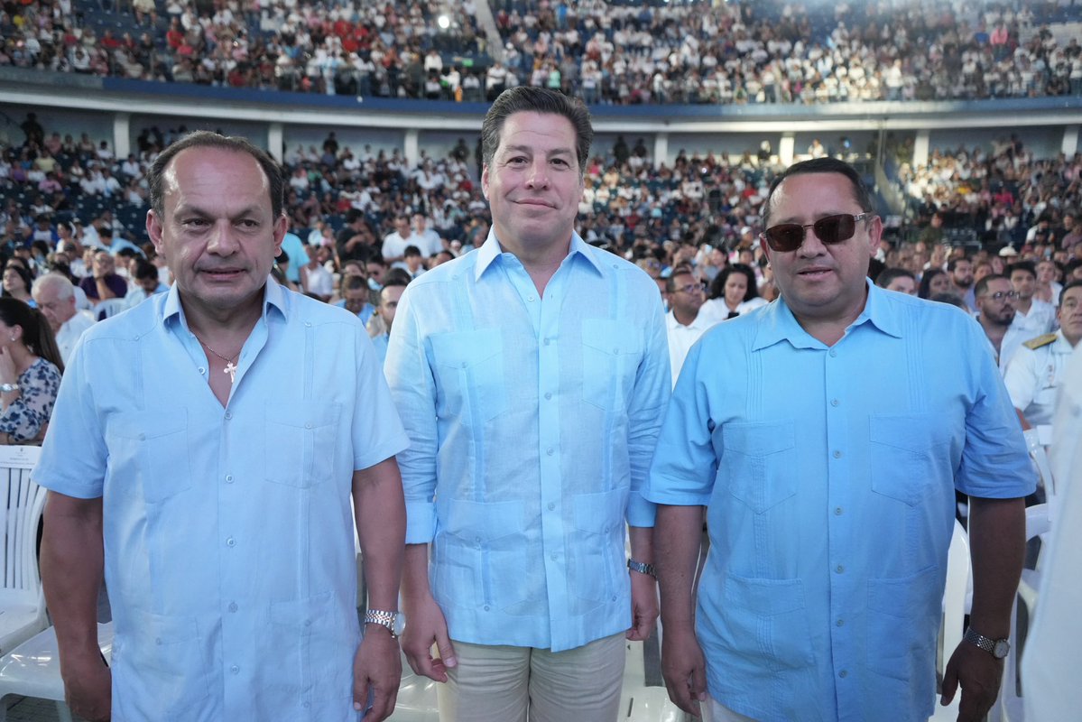 SuperintEC's tweet photo. @DanielNoboaOk 🏅 Como parte del evento, se reconoció la trayectoria y el aporte de destacados representantes de la sociedad civil, entre ellos el médico de SOLCA, #JuanTancaMarengo, por su contribución a la salud pública y al bienestar del país. ✨ https://t.co/ERHJo3eeSH