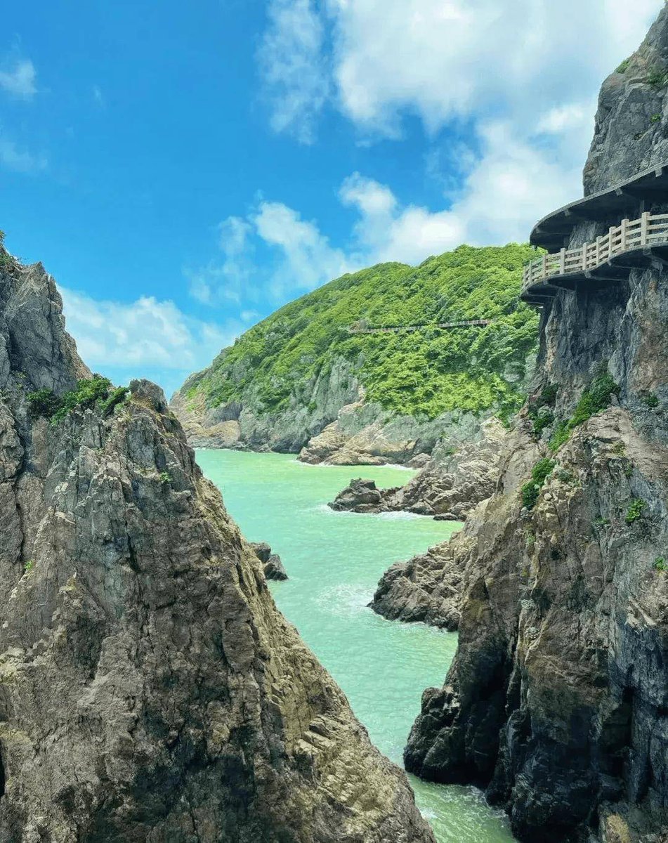 audriaMcghro's tweet photo. [Ola! Hoy vamos de excursión por la orilla del mar, admirando las olas que chocan contra los acantilados, el viento fresco que acaricia y la inmensidad azul que nos rodea, todo esto en un día lleno de buena compaía.] https://t.co/z3xbn7aKCT