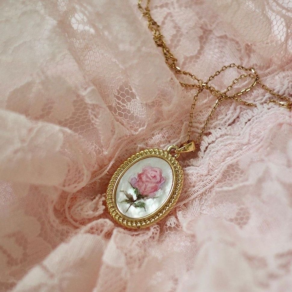 elrielfawn's tweet photo. why elain archeron is a thing of secret lovely beauty and how the necklace represents her character : a thread 𐙚 ⋆˙⟡
 
originally posted on my tiktok account (elrielsfawn) https://t.co/JZEK8r8GAv