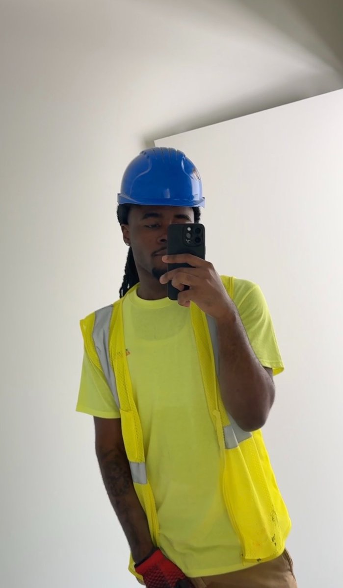 1Treylo's tweet photo. “ I do look a lot different outside of my work clothes ” #bluecollar #trending #mke https://t.co/J60Lrix2kC