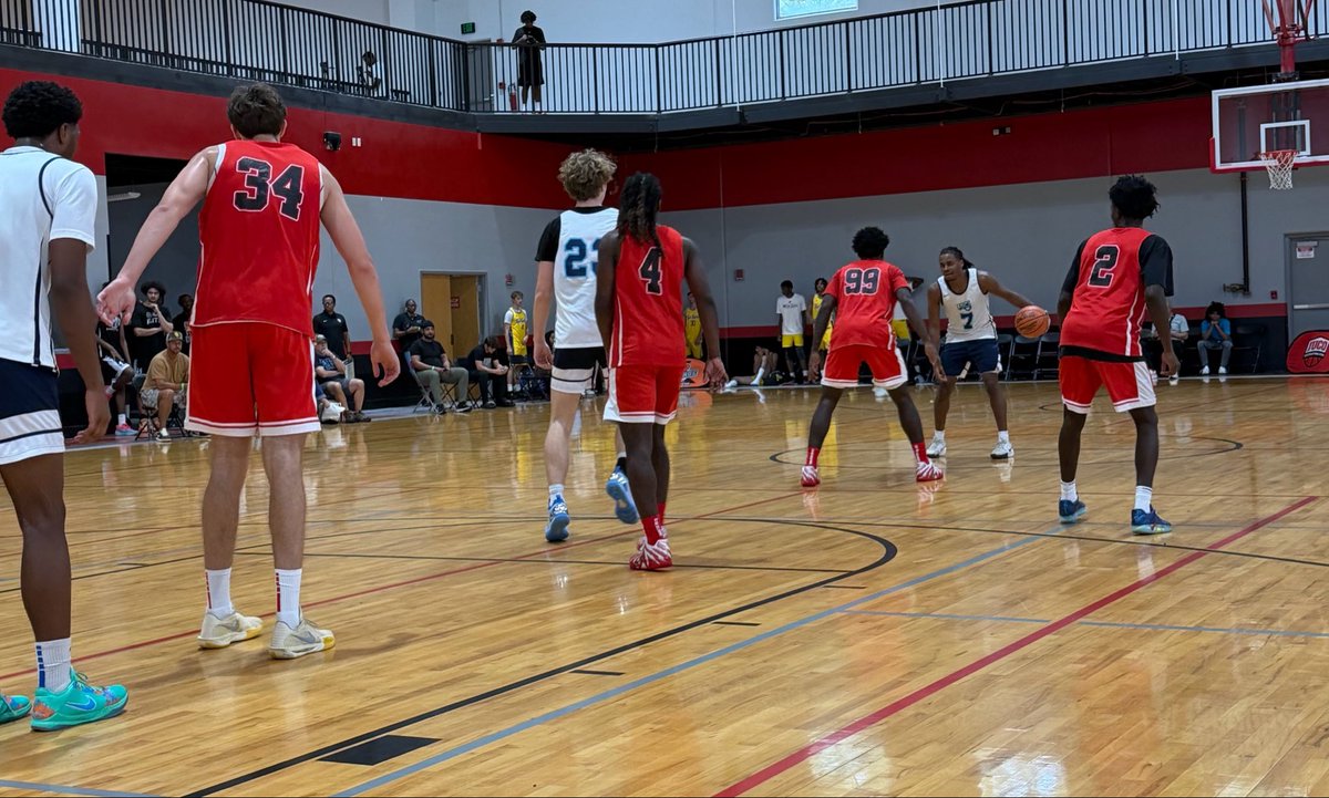 CoachTomParks's tweet photo. Always so much fun being back at the @JucoRecruiting All-American Jamboree. 

Game 1 - FSCJ vs. South Georgia Tech

Two well-coached teams, very physical teams with good size. Looking forward to following them in their perspective regions! https://t.co/0c7r1wanGC