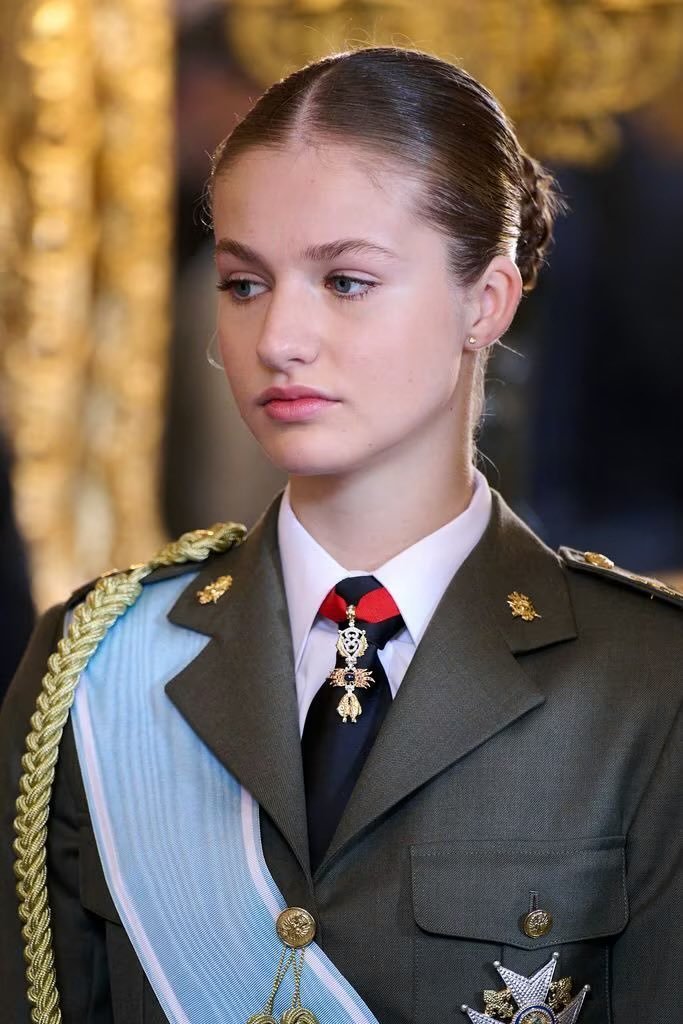 Sydneysharon24's tweet photo. You think being a princess is easy? Try joining the military 🪖🎖️. I love you so I will all fight till the end of time . I love you all❤️🎁 https://t.co/54rM340SF4