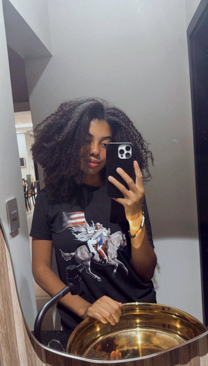 oihelend's tweet photo. Preta de extrema direita , antifeminista e fã da Beyoncé ✨💖 https://t.co/dcxOjr0um6