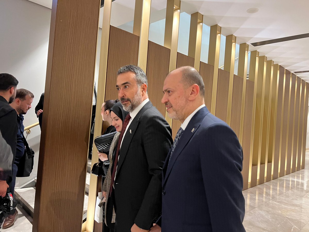 akyenimahalle06's tweet photo. İlçe Başkanımız @ekremyuce06 tüm teşkilatımız adına verilen ödülü İl Başkanımız Sayın @hakanhanozcan ‘dan alarak, tebrikleri kabul etti.

Teşkilatımıza verdiği destek, liderliği ve yol göstericiliğiyle bizlere güç veren İl Başkanımız Sayın @hakanhanozcan ‘ın ekibinde yer almaktan gurur duyuyoruz.

Birlikte daha nice başarılara! 🇹🇷
@Akparti @AkpartiAnkara @hakanhanozcan @ekremyuce06