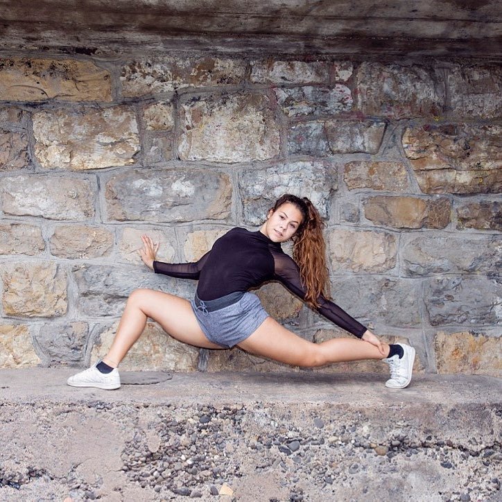Anna23Flexi's tweet photo. „Ich, wie ich nach 5 Minuten 'leichtem Dehnen' versuche, wieder aufzustehen. 🤸‍♀️ Auf einer Skala von 1–10: Wie sehr tut euch das Hinsehen schon weh?“ https://t.co/7RannD2cuk