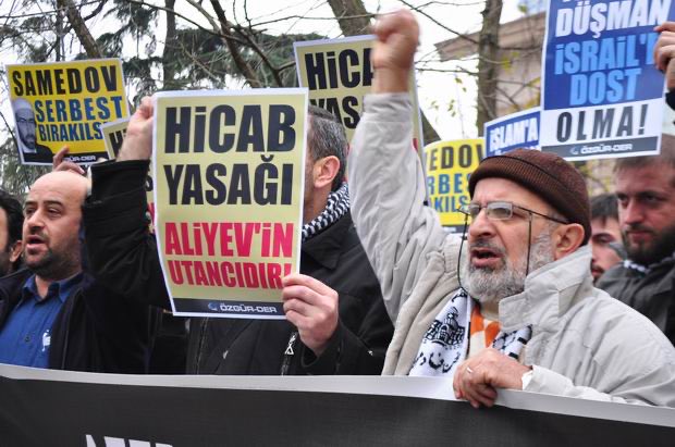 ademozkose's tweet photo. İsrail dostu başörtüsü düşmanı bir diktatörden Müslümana kardeş olmaz.  İslam ve başörtüsü düşmanı Aliyev diktasına karşı seslerini yükselten Azeri Türkü kardeşlerimizin yanındayız. Başörtüsü düşmanları Türkiye’de nasıl yenildiyse Azerbaycan’da da yenilecekler inşallah. https://t.co/ht5scmvx7r