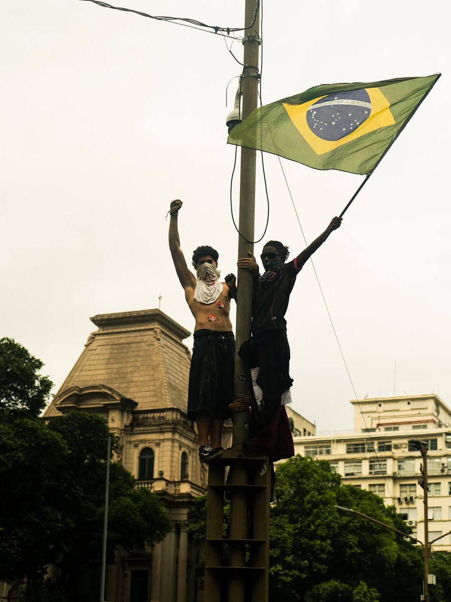 soniferodalana's tweet photo. a estrema direita é contra a educação porque os jovens estudantes são o futuro da nação https://t.co/izz3fgQCvq