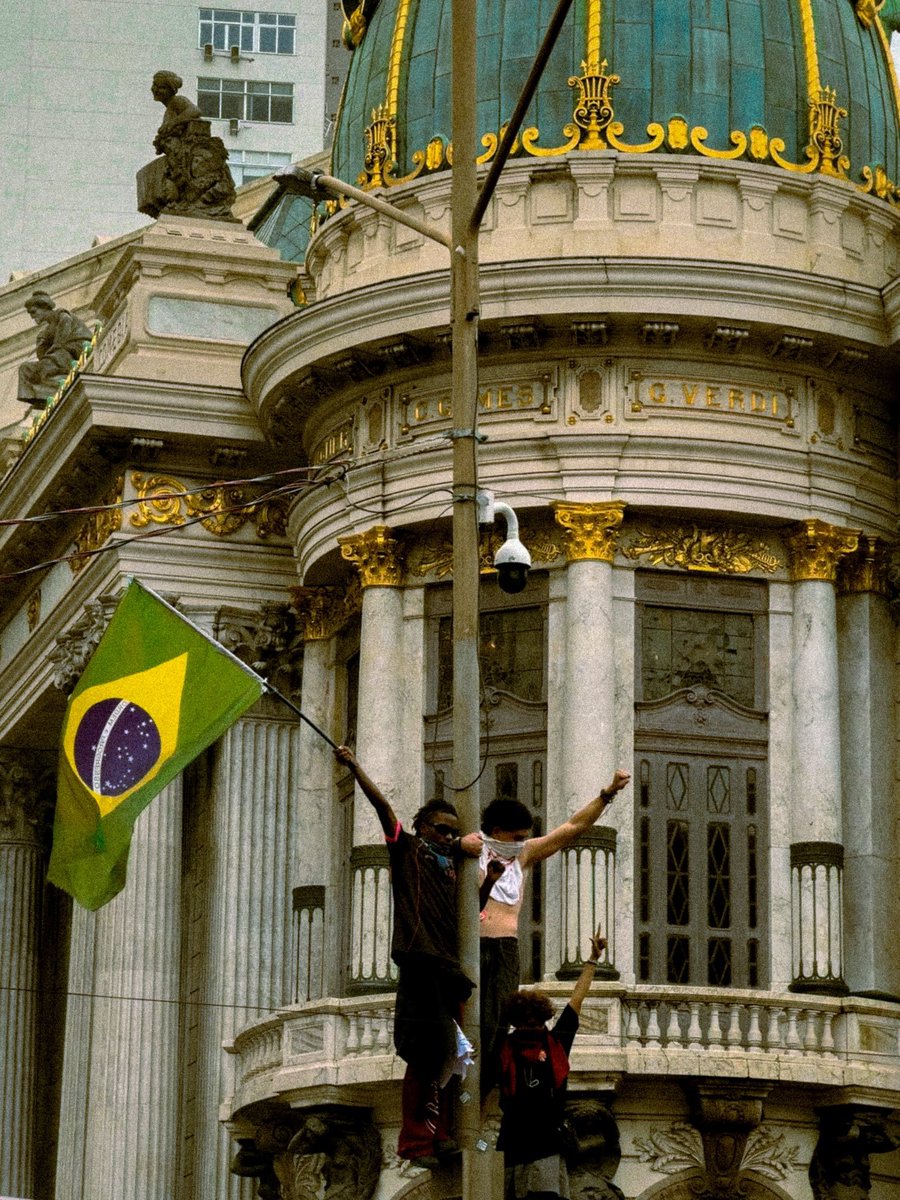 soniferodalana's tweet photo. a estrema direita é contra a educação porque os jovens estudantes são o futuro da nação https://t.co/izz3fgQCvq