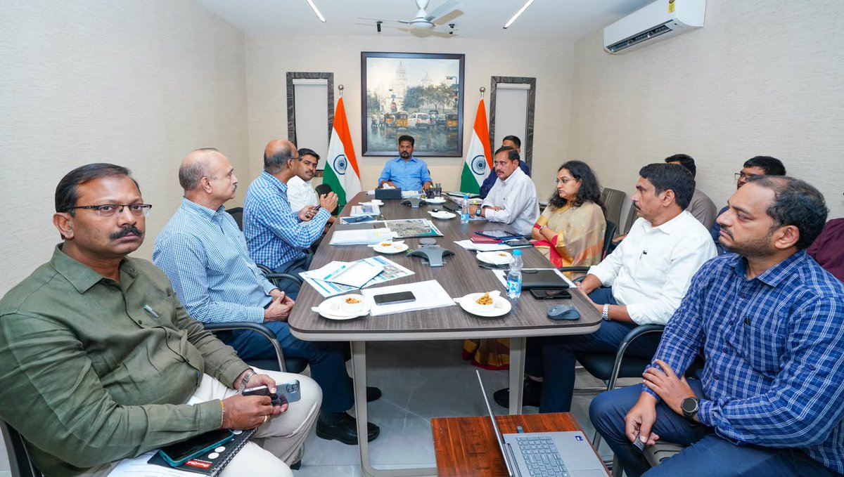 TelanganaCMO's tweet photo. భ‌విష్య‌త్ అవ‌స‌రాల‌కు అనుగుణంగా క్యూర్ ప‌రిధిలో ప్ర‌జా ర‌వాణా స‌దుపాయాలు మెరుగుప‌ర్చాల‌ని ముఖ్య‌మంత్రి శ్రీ @revanth_anumula గారు చెప్పారు. క్యూర్ (#CURE) ప‌రిధిలో ప్ర‌జా ర‌వాణా మెరుగుదల, వివిధ ర‌హ‌దారుల అనుసంధాన‌త‌, రీసైకిల్డ్ వాట‌ర్ వినియోగంపై ముఖ్య‌మంత్రి స‌మీక్ష నిర్వ‌హించారు.

✅#Hyderabad న‌గ‌రంలో విప‌రీత‌గా ర‌ద్దీ ఉన్న ప్రాంతాల్లో ప‌ర్స‌న‌ల్ ర్యాపిడ్ ట్రాన్సిట్ (#PRT) సిస్ట‌మ్ ఏర్పాటుకు అవ‌స‌ర‌మైన అంశాల‌పై అధికారులు ప‌వ‌ర్‌పాయింట్ ప్ర‌జెంటేష‌న్ ఇచ్చారు.

✅ఈ సంద‌ర్భంగా వివిధ అంశాల‌పై ముఖ్య‌మంత్రి గారు అధికారుల‌కు ప‌లు సూచ‌న‌లు చేశారు. ఎక్కువ మంది ప్ర‌జ‌లు రాకపోకలు సాగించే ప్రాంతాలతో పాటు వివిధ క‌ర్మాగారాల్లో ప‌ని చేసే కార్మికులు, ఉద్యోగులు ప్రయాణించే ప్రాంతాలను మెట్రో, #MMTS, బ‌స్ స్టేష‌న్ల‌తో అనుసంధానించేలా పీఆర్టీ ఉండేలా డిజైన్ చేయాల‌ని సూచించారు.

✅ప్ర‌పంచంలోని అత్యుత్త‌మ పీఆర్టీల‌పై అధ్య‌య‌నం చేసి నివేదిక స‌మ‌ర్పించాల‌ని ఈ సందర్భంగా ఆదేశించారు. సాధ్య‌మైనంత త్వ‌ర‌గా ప‌నులు ప్రారంభ‌మ‌య్యేలా చ‌ర్య‌లు తీసుకోవాల‌ని సూచించారు. ఇందులో ముఖ్య‌మైన కాల‌నీల ఎంపిక‌, అత్యాధునిక సాంకేతిక‌త‌, నిర్వ‌హ‌ణకు పెద్దపీట వేయాల‌న్నారు.

✅క్యూర్ ప‌రిధిలో వివిధ ప్రాంతాల మ‌ధ్య అనుసంధాన‌త పెరిగేలా, ర‌హ‌దారుల్లో స‌జావుగా రాక‌పోక‌లు సాగించేలా ఫ్లైఓవ‌ర్లు, అండ‌ర్‌పాస్‌ల నిర్మాణం వేగ‌వంతం చేయాల‌ని ముఖ్య‌మంత్రి గారు అధికారుల‌ను ఆదేశించారు.

✅#KBR పార్క్ చుట్టూ వ‌న్‌వే విధానంతో రాక‌పోక‌లు మ‌రింత స‌జావుగా సాగేలా తీసుకోవాల్సిన చ‌ర్య‌ల‌పై ముఖ్య‌మంత్రి గారు అధికారుల‌కు ఆదేశించారు. కేబీఆర్ పార్క్ చుట్టూ వ‌న్‌వేకు వివిధ కాల‌నీలు, ర‌హ‌దారుల నుంచి వ‌చ్చే ర‌హ‌దారులు క‌లిసే చోటుతో పాటు ఫ్రీ లెఫ్ట్, యూట‌ర్న్‌ల విష‌యంలో తీసుకుంటున్న చ‌ర్య‌ల‌ను అధికారులు వివ‌రించారు.

✅యూటిలిటీస్ త‌ర‌లింపును వేగ‌వంతం చేసి ప‌నులు త్వ‌ర‌గా పూర్తి చేయాల‌ని చెప్పారు. నాగార్జున స‌ర్కిల్ నుంచి జూబ్లీ చెక్‌పోస్టు వైపు ఫ్లైఓవ‌ర్ ప‌నులను వేగ‌వంతం చేయాల‌ని ఆదేశించారు.

✅ముంబై వంటి న‌గ‌రాల్లో ఏడాదిలోపే ప‌నులు పూర్త‌వుతున్నాయ‌ని, అక్క‌డ వినియోగిస్తున్న సాంకేతిక‌త‌, ప‌నుల చేపట్టే విధానంపై అధ్య‌య‌నం చేయాల‌ని సూచించారు. ప్రారంభించిన ప‌నులు ఏడాదిలోపు పూర్త‌య్యేలా చూడాల‌ని చెప్పారు.

✅హైద‌రాబాద్‌-ముంబై బుల్లెట్ ట్రైన్ మార్గానికి స‌మాంత‌రంగా రేడియ‌ల్ రోడ్డు నిర్మాణంపై అధ్య‌య‌నం చేయాల‌ని చెప్పారు. శంక‌ర్‌ప‌ల్లి - చేవెళ్ల మ‌ధ్య ఇప్పుడు ఉన్న ర‌హ‌దారుల విస్త‌ర‌ణ‌తో పాటు నూత‌న రోడ్ల నిర్మాణానికి ఉన్న అవ‌కాశాల‌ను ప‌రిశీలించాల‌న్నారు.

✅రీసైకిల్డ్ వాట‌ర్ వినియోగానికి సంబంధించిన ప‌నులు వేగ‌వంతం చేయాల‌ని ఆదేశించారు. 500 ఎంఎల్‌డీ రీసైకిల్డ్ వాట‌ర్ వినియోగానికి సంబంధించి ప్ర‌ణాళిక‌లు సిద్ధం చేసిన‌ట్లు అధికారులు తెలిపారు.

✅#BharatFutureCity, చంద‌న్‌వ‌ల్లి, ఆలూరులోని డాటా సెంట‌ర్లు, ఇత‌ర ప‌రిశ్ర‌మ‌లు రీసైకిల్డ్ వాట‌ర్ వినియోగించుకునేందుకు వీలుగా ప‌నులు చేప‌ట్టాల‌ని ఆదేశించారు. హై-రైజ్ బిల్డింగుల నిర్మాణం, ల్యాండ్‌స్కేప్స్‌, పార్కుల్లో రీసైకిల్డ్ వాట‌ర్ వాడేలా చ‌ర్య‌లు తీసుకోవాల‌ని ముఖ్యమంత్రి గారు ఆదేశించారు.

✅క్యూర్ చ‌ట్టం అమ‌లుకు సంబంధించి హైద‌రాబాద్‌, సైబ‌రాబాద్‌, మ‌ల్కాజిగిరి కార్పొరేష‌న్లు, హైడ్రా, వాట‌ర్ బోర్డు, హైద‌రాబాద్ గ్రోత్ కారిడార్ లిమిటెడ్ అధికారులు స‌మ‌న్వ‌యంతో ప‌ని చేయాల‌ని ఆదేశించారు. సైబ‌రాబాద్‌, మ‌ల్కాజిగిరి కార్పొరేష‌న్ల కార్యాల‌యాల ప‌నులు వేగ‌వంతం చేయాల‌ని చెప్పారు.

✅ఈ సమావేశంలో సీఎం కార్య‌ద‌ర్శి మాణిక్ రాజ్‌ గారు, @HMRLHydmetro సలహాదారు ఎన్‌వీఎస్ రెడ్డి గారు, అదనపు మేనేజింగ్ డైరెక్టర్ అజిత్ రెడ్డి గారు, @CommissionrGHMC ఆర్‌.వి.క‌ర్ణ‌న్‌ గారు, @MC_Cyberabad సృజ‌న‌ గారు, @MCMalkajgiri విన‌య్ కృష్ణారెడ్డి గారు, @MDHMWSSB కె. అశోక్ రెడ్డి గారితో పాటు ఇతర అధికారులు పాల్గొన్నారు.

#PublicTransport #UrbanDevelopment #PRTSystem #RoadInfrastructure #RecycledWater