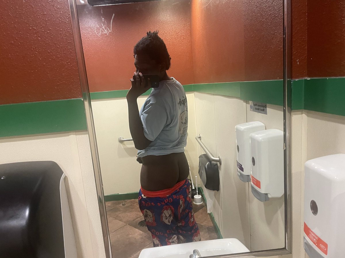 LilMeanass17's tweet photo. Who wanna eat my 🎂😋 https://t.co/BT7LVCz9OO