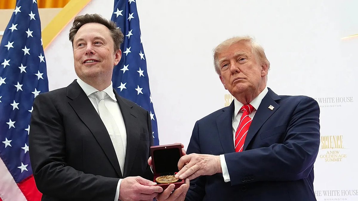 HedixBR's tweet photo. A SpaceX fechou um acordo de US$ 8 bilhões para comprar frequências de celular nos EUA. A ideia é ampliar a Starlink para além da internet via satélite e disputar espaço com as operadoras.

Você acha que a Starlink pode virar uma alternativa real ao sinal de celular? https://t.co/9MXxlpZN1U