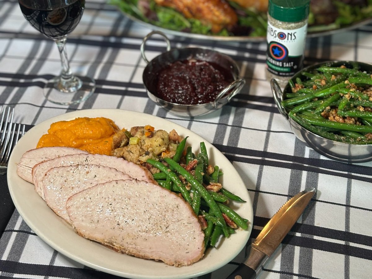 HugosFrog's tweet photo. Celebrate Thanksgiving at Hugo’s Des Plaines! 🍽️✨ Join us for a delicious holiday dinner, served from 2pm–10pm. Gather your loved ones and let us take care of the feast! All diners must be 21+. Reserve your table: https://t.co/qiyup55zfa https://t.co/CQAd8051rI