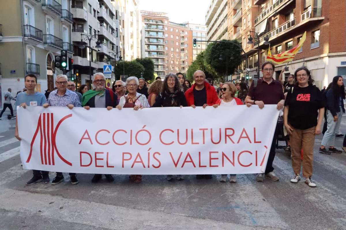 AccioCulturalPV's tweet photo. Milers de veus unides a València sota un mateix clam: Guanyem el país!

Des d'ACPV i la Comissió 9 d'Octubre continuem dempeus en la defensa de la nostra llengua, la cultura, el territori i els drets de totes i tots. Els carrers són nostres, el futur també.

Bona Diada! https://t.co/a5swULwogW