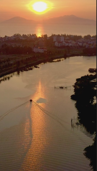joanet87's tweet photo. From the timeless charm of the Ancient Town to Shilla’s peaceful shores, Central Vietnam reveals two distinct shades. https://t.co/qwDmih7gv3