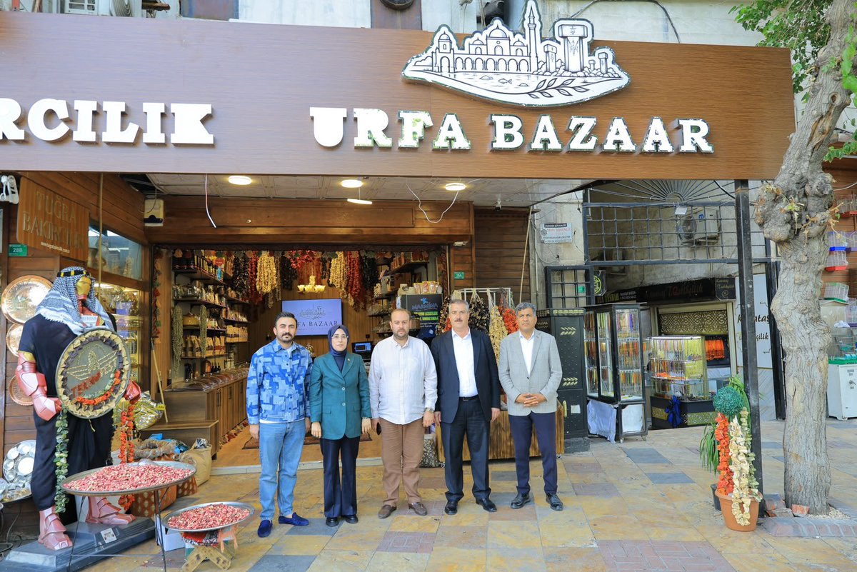 CYAZMAC's tweet photo. Eyyübiye ilçemizin Akarbaşı Caddesi’nde Fatih Taş ve kardeşi Ahmet Taş’ın hizmete açtığı URFA BAZAAR işletmesini ziyaret ederek hayırlı olsun dileklerimizi ilettik.

Ziyaretimiz sırasında karşılaştığımız kıymetli Davut amcamızla da samimi bir sohbet gerçekleştirdik, taleplerini ve sorunlarını dinledik.

Bizim siyaset anlayışımızın merkezinde insanımız var. Hemşehrilerimizin sesine kulak vermeye, sevinçlerini ve dertlerini paylaşmaya devam edeceğiz.

Taş kardeşlere bol ve bereketli kazançlar diliyorum. 

Şanlıurfa’mızın güzel insanlarıyla bir araya gelmek, gönül gönüle sohbet etmek bizim için her zaman ayrı bir mutluluk. 🌿
