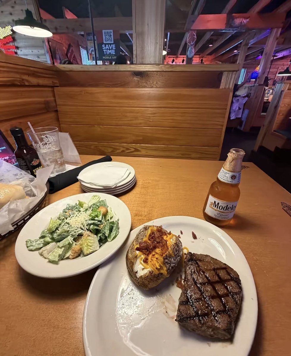 AlexisVegaGOAT's tweet photo. Same place, 4 month difference https://t.co/yP5NADM2jR
