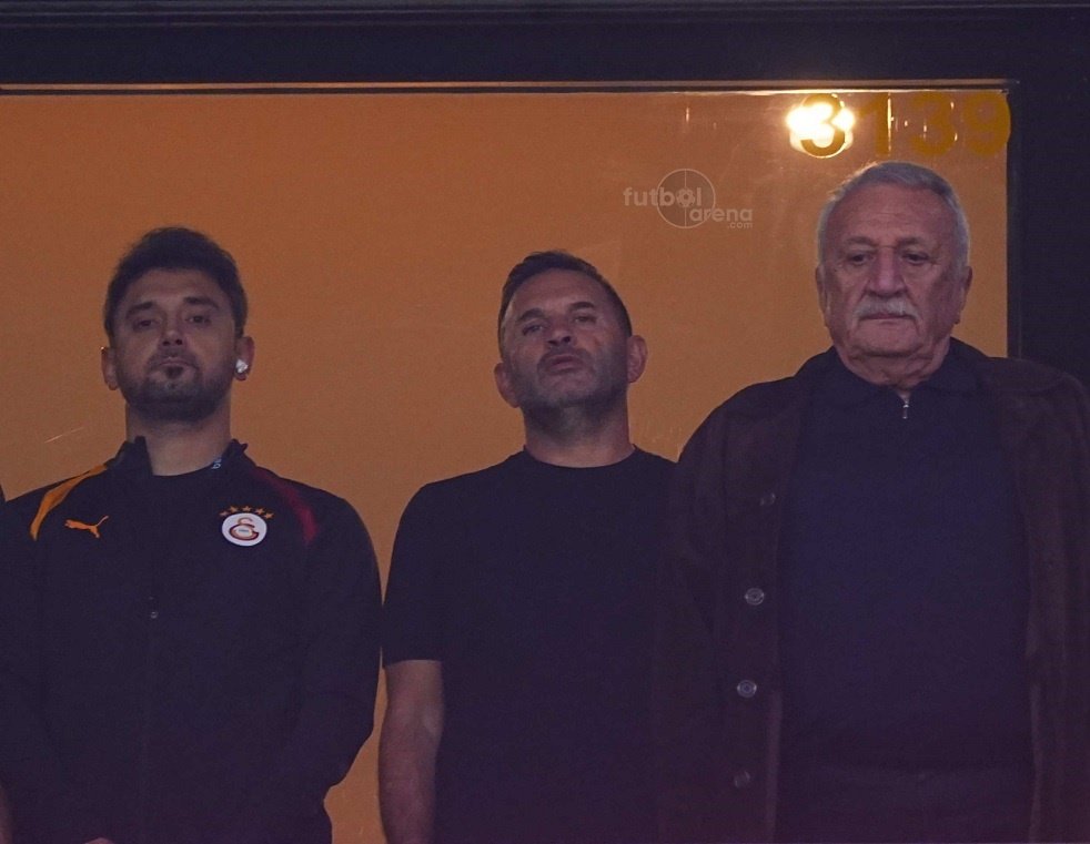 TekYolFener's tweet photo. Okan Buruk ve Mehmet Ağar maçı beraber takip ediyor. https://t.co/bp2Clb8oNX