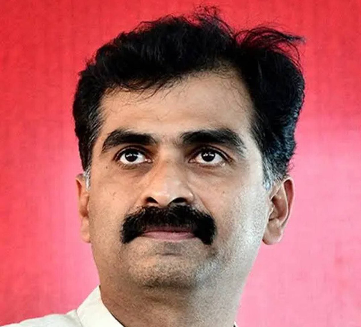 jai_sriv's tweet photo. கெடுவான் கேடு நினைப்பான் !

காங்கிரஸ், விசிக, கம்யூனிஸ்ட்கள், மதிமுக போன்றோர் இந்த இடைத்தேர்தலில், நாம் இல்லாமல் திமுக டெப்பாசிட்டையே இழந்து தவிக்க வேண்டும் என ஒற்றைக் காலில் தவம் செய்துக் கிடந்தனர் !

எதிரிகளும் நம்மை, கூட்டணி துணையில்லாமல் திமுகவால் கணிசமான வாக்குகளையோ, வெற்றிகளையோ பெற்றதே இல்லை என்கிற அவப்பெயரை அவதூறாக பூசிக் கொண்டே கிடந்தனர் !

இந்த இடைத் தேர்தலையே திமுக தவிர்க்குமென புரளியைக் கிளப்பி விட்டனர்.

ஆனால் முதல் ஆளாய் வேட்பாளர்களை அறிவித்ததோடு அன்றி, முதல் ஆட்களாய் வேட்பு மனுவைத் தாக்கல் செய்தவர்களும் திமுகவினர்தான் !

மதுராந்தகத்தில் ஸ்டாலின் & உதயநிதி தலா ஒரு நாள் மட்டுமே பரப்புரையில் ஈடுபட்டனர்.  தாராபுரத்திலும் அதுவே.  ஒருவர் வேன், இன்னொருவர் மேடைப் பேச்சு.  

ஆனால் முதல்வராக இருந்தவர் தலா இரு முறை பேச்சு + சாலை உலா என அனைத்து சீன்களும் போட்டார்.  இடைத்தேர்தலுக்காக ஒரு முதலமைச்சர் இந்தளவு மெனக்கிட்டு யாருமே அவரவர் வாழ்வில் பார்த்ததில்லை, வரலாறுமில்லை.  ஒரு முதல்வராக இருந்துக் கொண்டு மக்கள் வரிப்பணத்தை அப்படி வீணடிப்பது அறமில்லை !

எந்த நெருடலுமில்லாது தாய்மாமன் மோதிரம், வெற்றிப் பயணம், அண்ணன் சீர் திட்டங்களை இந்த இடைத் தேர்தலுக்காகச் செயல்படுத்தினார்.

அவருடன் பரப்புரைக்காக காங்கிரஸ், விசிக, மதிமுக, முஸ்லீம் லீக் என அனைவருமே பாடுபட்டனர்.

இவ்வளவு செய்த பின்னரும் அவர்களால் பிரம்மாண்ட வெற்றியைப் பெறவியலவில்லை.  மாறாக, திமுக தனியாகவே போராடி இரண்டாமிடத்தில் கம்பீரமாக வந்து நிற்கின்றது !

தாராபுரத்தில் போன மே மாதத்தில் 16000 வாக்குகள் அதிகமாக வாங்கி வெற்றி பெற்றவரால் 8000 வாக்குகள் வித்தியாசத்தில் மட்டுமே வெல்ல முடிந்திருக்கிறது.  மதுராந்தகத்தில் போன முறை திமுகவுக்கு மூன்றாமிடம், இம்முறை இரண்டாமிடம்.  வாக்கு விழுக்காட்டில் திமுகவுக்கு சரிவில்லை.  

கம்யூனிஸ்ட் தனியாக நின்றிருக்கத் தேவையே இல்லை.  தன் பலவீனத்தை ஒருபோதும் பொதுவெளியில் வெளிப்பட யாருமே விரும்ப மாட்டார்கள்.  ஆனால் நம் முன்னாள் தோழர்கள் ஏன் அந்த ஆயுதத்தை எடுத்து தமக்குத் தாமே பாய்ச்சிக் கொண்டனர் எனத் தெரியவில்லை.  இனி தவெக அவர்களை மதிக்காது, திமுக சீண்டாது !

இந்தியாவில் கம்யூனிஸ்ட்களை நாடாளுமன்றத்திற்கு தொடர்ந்து அனுப்பி வைத்த திமுகவை அவர்கள் இழிவு செய்திருக்கக் கூடாது !

சமீப காலங்களில், மதிமுக, முஸ்லீம் லீக் பேசிய பேச்சுக்களெல்லாம் ரணக்கொடூரமானவை.  அதற்கெல்லாம் இனி எந்தப் பிறவியிலும் மன்னிப்பில்லை !

காங்கிரசைப் பொறுத்தவரை ராகுல் காந்தி தன் வாழ்க்கையில் செய்த பெருங்குற்றம் தன்னை ஏற்றி அழகு பார்த்த ஏணியை எட்டிவிட்டது.  திமுகவை இழந்த ஒரே ஒரு காரணத்தினால் இன்று டெல்லியில் அவர் தனித்து பரிதாபமாகத் தெரிகிறார் !

பாமக பின்னாளில் திமுகவுடன் பயணிக்கும்.  அதற்கு முன்னால் அது கொஞ்ச காலம் விசிலடிக்கப் போகும்.  அது போவது விசிகவை துரத்தியடிக்க.

நான் மீண்டும் மீண்டும் சொல்வது இதைத்தான்.  திமுகவுக்கு துரோகம் செய்த எவனுடைய வாழ்க்கையும் நிம்மதியாக முடிந்ததாக வரலாறு இல்லவே இல்லை.

இனி எப்போதும் காங்கிரஸ், விசிக, மதிமுக IUML கட்சிகள் திமுகவுடன் கூட்டு சேர்க்கப்படாது.  கலைஞருக்கு மிகப் பிடித்தமானவர்கள் என்பதால் கம்யூக்களை பொறுக்கலாம், ஆனால் அதை காலம் சொல்லட்டும் !

திமுக & அதிமுகவுக்கு வாக்களித்த தாராபுரம், மதுராந்தகம் மக்களுக்கு நெஞ்சார்ந்த நன்றி.  கொஞ்சமேனும் மானம், ரோஷம், பகுத்தறிவு, சூடு,சுரணை இருந்ததால் நீங்கள், கவர்ச்சிக்கோ, பரிசில்களுக்கோ மயங்காமல், உங்களுக்குப் பிடித்தமானவர்களுக்கு வாக்களித்தீர்கள்.  உங்கள் கோபத்தை தக்க வைத்திருங்கள்.  விரைவில் இருள் அகலும், விடியல் வரும் !!!

#திமுக 

Thanks  
Raja Rajendran.. Facebook.