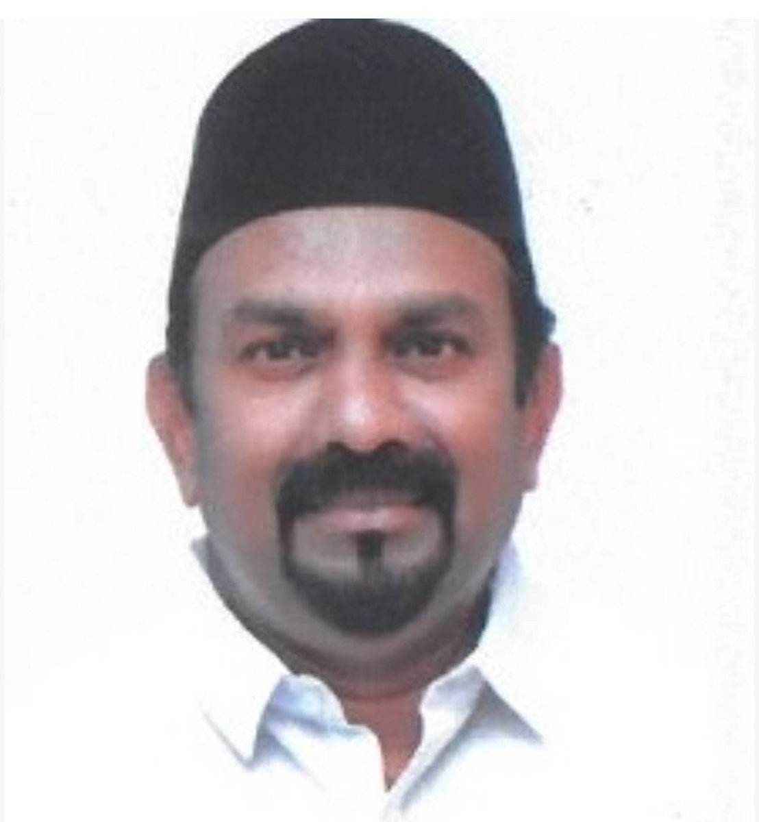 jai_sriv's tweet photo. கெடுவான் கேடு நினைப்பான் !

காங்கிரஸ், விசிக, கம்யூனிஸ்ட்கள், மதிமுக போன்றோர் இந்த இடைத்தேர்தலில், நாம் இல்லாமல் திமுக டெப்பாசிட்டையே இழந்து தவிக்க வேண்டும் என ஒற்றைக் காலில் தவம் செய்துக் கிடந்தனர் !

எதிரிகளும் நம்மை, கூட்டணி துணையில்லாமல் திமுகவால் கணிசமான வாக்குகளையோ, வெற்றிகளையோ பெற்றதே இல்லை என்கிற அவப்பெயரை அவதூறாக பூசிக் கொண்டே கிடந்தனர் !

இந்த இடைத் தேர்தலையே திமுக தவிர்க்குமென புரளியைக் கிளப்பி விட்டனர்.

ஆனால் முதல் ஆளாய் வேட்பாளர்களை அறிவித்ததோடு அன்றி, முதல் ஆட்களாய் வேட்பு மனுவைத் தாக்கல் செய்தவர்களும் திமுகவினர்தான் !

மதுராந்தகத்தில் ஸ்டாலின் & உதயநிதி தலா ஒரு நாள் மட்டுமே பரப்புரையில் ஈடுபட்டனர்.  தாராபுரத்திலும் அதுவே.  ஒருவர் வேன், இன்னொருவர் மேடைப் பேச்சு.  

ஆனால் முதல்வராக இருந்தவர் தலா இரு முறை பேச்சு + சாலை உலா என அனைத்து சீன்களும் போட்டார்.  இடைத்தேர்தலுக்காக ஒரு முதலமைச்சர் இந்தளவு மெனக்கிட்டு யாருமே அவரவர் வாழ்வில் பார்த்ததில்லை, வரலாறுமில்லை.  ஒரு முதல்வராக இருந்துக் கொண்டு மக்கள் வரிப்பணத்தை அப்படி வீணடிப்பது அறமில்லை !

எந்த நெருடலுமில்லாது தாய்மாமன் மோதிரம், வெற்றிப் பயணம், அண்ணன் சீர் திட்டங்களை இந்த இடைத் தேர்தலுக்காகச் செயல்படுத்தினார்.

அவருடன் பரப்புரைக்காக காங்கிரஸ், விசிக, மதிமுக, முஸ்லீம் லீக் என அனைவருமே பாடுபட்டனர்.

இவ்வளவு செய்த பின்னரும் அவர்களால் பிரம்மாண்ட வெற்றியைப் பெறவியலவில்லை.  மாறாக, திமுக தனியாகவே போராடி இரண்டாமிடத்தில் கம்பீரமாக வந்து நிற்கின்றது !

தாராபுரத்தில் போன மே மாதத்தில் 16000 வாக்குகள் அதிகமாக வாங்கி வெற்றி பெற்றவரால் 8000 வாக்குகள் வித்தியாசத்தில் மட்டுமே வெல்ல முடிந்திருக்கிறது.  மதுராந்தகத்தில் போன முறை திமுகவுக்கு மூன்றாமிடம், இம்முறை இரண்டாமிடம்.  வாக்கு விழுக்காட்டில் திமுகவுக்கு சரிவில்லை.  

கம்யூனிஸ்ட் தனியாக நின்றிருக்கத் தேவையே இல்லை.  தன் பலவீனத்தை ஒருபோதும் பொதுவெளியில் வெளிப்பட யாருமே விரும்ப மாட்டார்கள்.  ஆனால் நம் முன்னாள் தோழர்கள் ஏன் அந்த ஆயுதத்தை எடுத்து தமக்குத் தாமே பாய்ச்சிக் கொண்டனர் எனத் தெரியவில்லை.  இனி தவெக அவர்களை மதிக்காது, திமுக சீண்டாது !

இந்தியாவில் கம்யூனிஸ்ட்களை நாடாளுமன்றத்திற்கு தொடர்ந்து அனுப்பி வைத்த திமுகவை அவர்கள் இழிவு செய்திருக்கக் கூடாது !

சமீப காலங்களில், மதிமுக, முஸ்லீம் லீக் பேசிய பேச்சுக்களெல்லாம் ரணக்கொடூரமானவை.  அதற்கெல்லாம் இனி எந்தப் பிறவியிலும் மன்னிப்பில்லை !

காங்கிரசைப் பொறுத்தவரை ராகுல் காந்தி தன் வாழ்க்கையில் செய்த பெருங்குற்றம் தன்னை ஏற்றி அழகு பார்த்த ஏணியை எட்டிவிட்டது.  திமுகவை இழந்த ஒரே ஒரு காரணத்தினால் இன்று டெல்லியில் அவர் தனித்து பரிதாபமாகத் தெரிகிறார் !

பாமக பின்னாளில் திமுகவுடன் பயணிக்கும்.  அதற்கு முன்னால் அது கொஞ்ச காலம் விசிலடிக்கப் போகும்.  அது போவது விசிகவை துரத்தியடிக்க.

நான் மீண்டும் மீண்டும் சொல்வது இதைத்தான்.  திமுகவுக்கு துரோகம் செய்த எவனுடைய வாழ்க்கையும் நிம்மதியாக முடிந்ததாக வரலாறு இல்லவே இல்லை.

இனி எப்போதும் காங்கிரஸ், விசிக, மதிமுக IUML கட்சிகள் திமுகவுடன் கூட்டு சேர்க்கப்படாது.  கலைஞருக்கு மிகப் பிடித்தமானவர்கள் என்பதால் கம்யூக்களை பொறுக்கலாம், ஆனால் அதை காலம் சொல்லட்டும் !

திமுக & அதிமுகவுக்கு வாக்களித்த தாராபுரம், மதுராந்தகம் மக்களுக்கு நெஞ்சார்ந்த நன்றி.  கொஞ்சமேனும் மானம், ரோஷம், பகுத்தறிவு, சூடு,சுரணை இருந்ததால் நீங்கள், கவர்ச்சிக்கோ, பரிசில்களுக்கோ மயங்காமல், உங்களுக்குப் பிடித்தமானவர்களுக்கு வாக்களித்தீர்கள்.  உங்கள் கோபத்தை தக்க வைத்திருங்கள்.  விரைவில் இருள் அகலும், விடியல் வரும் !!!

#திமுக 

Thanks  
Raja Rajendran.. Facebook.