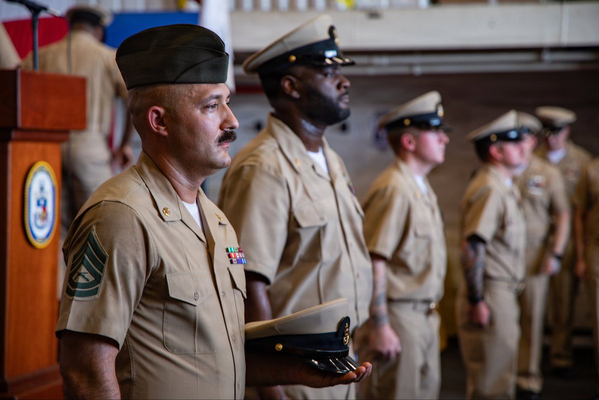 The24MEU's tweet photo. Crossing the Deckplates. ⚓🇺🇸

Representing #lcf24, one of our own stood alongside #usnavy brothers and sisters during the Chief Pinning Ceremony aboard the @uss_san_antonio, proving the strength of our Blue-Green team. https://t.co/W386R50Lag