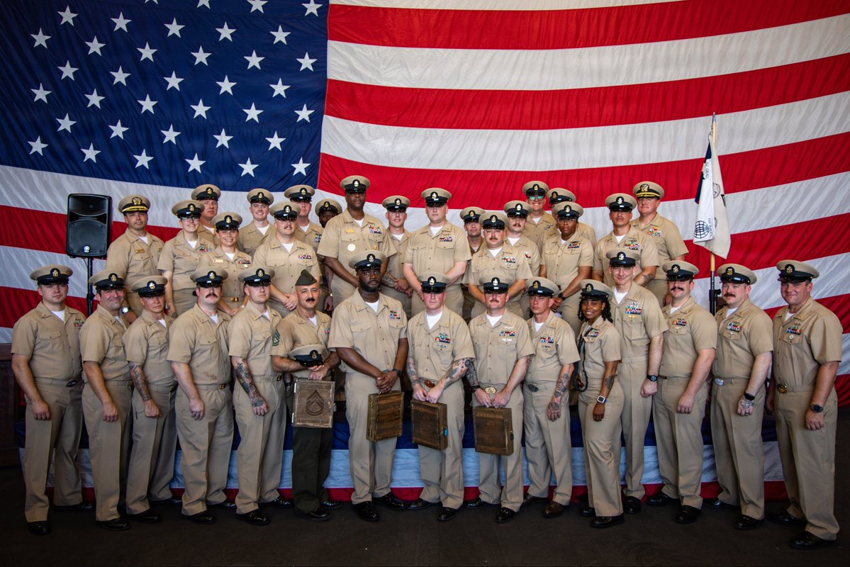 The24MEU's tweet photo. Crossing the Deckplates. ⚓🇺🇸

Representing #lcf24, one of our own stood alongside #usnavy brothers and sisters during the Chief Pinning Ceremony aboard the @uss_san_antonio, proving the strength of our Blue-Green team. https://t.co/W386R50Lag