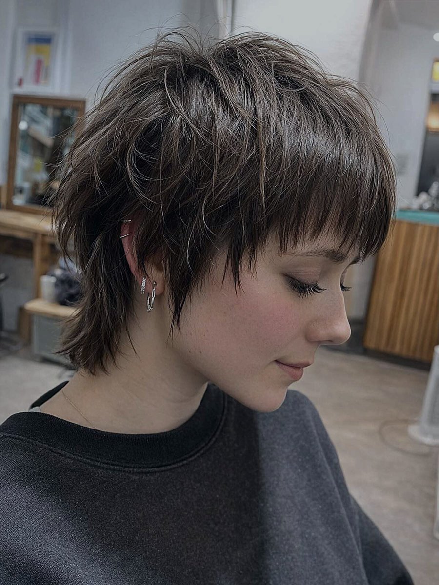theamelia___'s tweet photo. Do you prefer women with long flowing hair or bold short cuts like this? https://t.co/TpQy2lEgWG