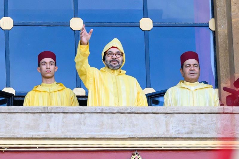 HarbazNabil's tweet photo. أبرز 10 رسائل في الخطاب الملكي أمام البرلمان – 9 أكتوبر 2026

1. ولاية تشريعية وحكومية جديدة: الدعوة إلى جعل المرحلة المقبلة منعطفاً حقيقياً لتعزيز مكانة المغرب قوةً اقتصادية صاعدة، مع تحقيق العدالة الاجتماعية والمجالية.

2. الاعتزاز بالهوية المغربية: التأكيد على عراقة الدولة والملكية المغربية، والهوية الدينية والحضارية، وربط الوطنية بالمسؤولية والعمل وليس بالتباهي.

3. إطلاق جيل جديد من الاستراتيجيات الكبرى: التركيز على خمسة مجالات استراتيجية:

* الأمن المائي والطاقي والغذائي.
* الإقلاع الصناعي.
* الاقتصاد الرقمي.
* الذكاء الاصطناعي.
* تعزيز الاحتياطات الاستراتيجية وتأمين المواد الأساسية.

4. القطاع الخاص: دعوة المقاولات المغربية إلى الاستثمار والابتكار والتصدير وخلق فرص الشغل، لتصبح فاعلاً استراتيجياً في التنمية.

5. الشباب في صدارة الأولويات: ضمان تكافؤ الفرص عبر التعليم والتأهيل والإدماج الاقتصادي، وتعزيز ثقة الشباب في مؤسسات الدولة ومستقبلهم.

6. التنمية الترابية: الانتقال من التخطيط المركزي إلى معالجة المشاكل الحقيقية لكل منطقة، بحلول ميدانية وواقعية.

7. انتقاد التأخر في الجهوية واللامركزية الإداري: التشديد على أن التأخير والتماطل لم يعودا مقبولين، والمطالبة بنقل الصلاحيات والموارد البشرية والمالية من المركز إلى الجهات والأقاليم.

8. الهجرة والعلاقات مع إسبانيا: اعتبار النموذج الحالي للتعاون في الهجرة متجاوزاً، وانتقاد بعض المقتضيات القانونية والقرارات القضائية التي تعرقل ترحيل القاصرين وبعض طالبي اللجوء، وفق ما ورد في النص.

9. رسالة سيادية قوية للشركاء الدوليين: التأكيد على أن الشراكة مع المغرب اختيار سيادي، وليست مجالاً للضغط أو التهديد أو الابتزاز، مع الإعلان عن إعداد وثيقة استراتيجية جديدة للتعاون الدولي.

10. مسؤولية البرلمانيين: التذكير بأن الانتداب البرلماني التزام سياسي وتعاقد أخلاقي مع المواطنين، وأن المسؤولية قائمة أمام الله والشعب والتاريخ.

أهم ثلاث رسائل سياسية تستحق التوقف عندها

أولاً: المغرب يريد الانتقال من اقتصاد المشاريع الكبرى إلى اقتصاد السيادة الاستراتيجية. ويتضح ذلك من التركيز على الأمن الغذائي والطاقي والمائي، والصناعة والذكاء الاصطناعي.

ثانياً: الملك يضع ملف الجهوية واللامركزية أمام مسؤولية الحكومة المقبلة. فالخطاب لا يكتفي بالدعوة إلى التنمية، بل يحدد عوائق إدارية ومؤسساتية تستوجب المعالجة.

ثالثاً: رسالة مباشرة إلى إسبانيا وبعض الأوساط الأوروبية. المغرب يؤكد استعداده للتعاون، لكنه يرفض تحويل قضايا الهجرة إلى وسيلة للضغط السياسي عليه.
#محمد_السادس #المغرب