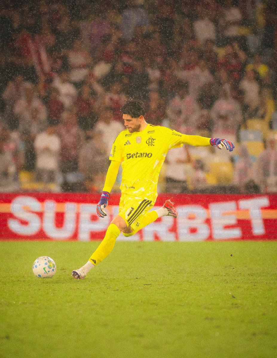 fla_infos's tweet photo. 🚨 Flamengo avalia contratar novo goleiro para 2027.

A comissão técnica de Leonardo Jardim não estaria convencida com Rossi e também não considera Andrew pronto para assumir a titularidade.

Diante desse cenário, a diretoria avalia buscar um goleiro na janela de janeiro e pode liberar Rossi ao fim da temporada.

🗞️ @ESPNBrasil | Bruno Andrade 
📸 Gilvan de Souza/CRF