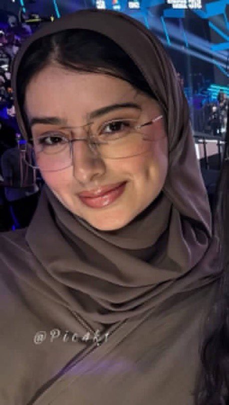 xlolyw's tweet photo. مادفي العظيمه😭✨

تلسعك بجمالها ونظراتها😵‍💫🤏🏻

على اربع يا مهان واخضع لعظيمتك مادفي🐽💦 https://t.co/MoiXut7bNR
