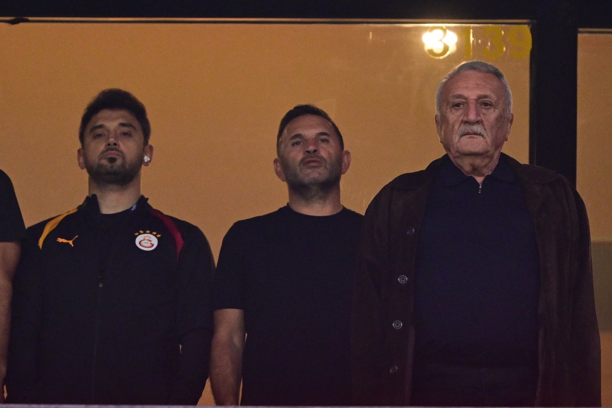 HTSpor's tweet photo. 👔 Cezası nedeniyle kulübede yer alamayan Okan Buruk, karşılaşmayı tribünden takip ediyor. https://t.co/1fdt8qv5uv