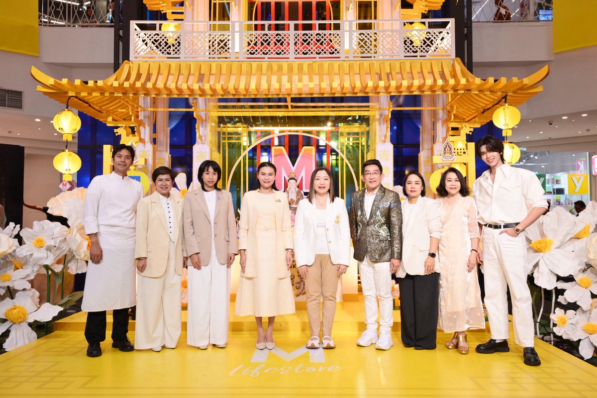 Zokzakdara2's tweet photo. ดัง ณัฎฐ์ฐชัย – เชฟเทียน เทียนชัย ร่วมรังสรรค์เมนูเจสุดพิเศษ 
พร้อมชวนสัมผัสบรรยากาศแห่งความอร่อย
 ในงาน “เดอะมอลล์ไลฟ์สโตร์ เทสต์ ออฟ เจ”

เดอะมอลล์ กรุ๊ป เดินหน้าต่อยอดยุทธศาสตร์ Food Destination  ร่วมกับ กระทรวงวัฒนธรรม, บริษัท ไทยประกันชีวิต จำกัด (มหาชน), บริ���ัทแอดวานซ์ อินโฟร์ เซอร์วิส จำกัด (มหาชน) , ธนาคารกรุงเทพ จำกัด มหาชน สืบสานประเพณีกินเจ จัดงาน "THE MALLL LIFESTORE TASTE OF J 2026 (เดอะมอลล์ไลฟ์สโตร์ เทสต์ ออฟ เจ) ” ปีที่ 27 ภายใต้คอนเซ็ปต์ "TASTE OF J" ยกความอร่อยจาก 4 ย่านกินเจต้นตำรับของไทย ทั้ง เยาวราช ตลาดน้อย ตลาดพลู และภูเก็ต มาไว้ใจกลางห้างฯ เพื่อตอบโจทย์ผู้บริโภคที่มองหาอาหารเจคุณภาพ ควบคู่การสร้างประสบการณ์ กิน ช้อป และเสริมสิริมงคล��นช่วงเทศกาล ตั้งแต่วันนี้ -18 ตุลาคม 2569 ที่ เดอะมอลล์ไลฟ์สโตร์  บางแค และวันที่ 10–18 ตุลาคม 2569 ที่ เดอะมอลล์ไลฟ์สโตร์ ทุกสาขา,เดอะมอลล์ โคราช, กูร์เมต์ มาร์เก็ต และกูร์เมต์ อีทส์ ทุกสาขา

พิธีเปิดงานจัดขึ้นอย่างยิ่งใหญ่ ที่ M GRAND HALL ชั้น G เดอะมอลล์ไลฟ์สโตร์ บางแค โดยได้รับเกียรติจาก คุณเพชรรัตน์ สายทอง หัวหน้าผู้ตรวจราชการกระทรวงวัฒนธรรม เป็นประธานเปิดงาน พร้อมด้วย ดร. คฑา ���ินบัญชร มาร่วมนำพิธีไหว้สักการะ องค์พระโพธิสัตว์กวนอิม เพื่อเป็นสิริมงคลก่อนกินเจ รวมถึงการรังสรรค์เมนูเจ “พาสต้าครีมเห็ดกานาฉ่าย” โดย เชฟเทียน - เทียนชัย พีรพงศธร เซฟฝีมือดีจากรายการ MasterChef The Professionals Thailand เจ้าของร้าน Twist และพระเอกสุดฮ็อต ดัง-ณัฎฐ์ฐชัย ที่จะมาส่งมอบประสบการณ์อาหารเจสู่คนรุ่นใหม่ 

งาน “THE MALL LIFESTORE TASTE OF J 2026” ที่จัดขึ้น สะท้อนถึงความตั้งใจของ เดอะมอลล์ กรุ๊ป ใ���การสืบสานเทศกาลกินเจ ซึ่งนับว่าเป็นวัฒนธรรมที่ต่อเนื่องมาอย่างยาวนาน  อีกทั้งยังตอกย้ำความเป็นผู้นำด้านการจัดเทศกาลกินเจ มากกว่า 2 ทศวรรษ ตลอด 27 ปี โดย เดอะมอลล์ กรุ๊ป มุ่งยกระดับการจัดงานนี้ให้เป็นประสบการณ์ที่เข้าถึงผู้บริโภคยุคใหม่ ที่รวมพลังแห่งบุญและรสชาติระดับตำนานไว้ในที่เดียว โดยผสานทั้งเรื่องอาหาร วัฒนธรรม และการทำบุญแบบครบครัน เพื่อตอบโจทย์ท��กคนที่มองหาอาหารเจคุณภาพ ควบคู่การสร้างประสบการณ์ กิน ช้อป และเสริมสิริมงคลในช่วงเทศกาล

โดยความพิเศษของการจัดงานในปีนี้ คือการรวบรวมร้านอาหารเจ จาก 4 ย่านต้นตำรับ ประกอบด้วย 
J Heritage – เยาวราช ซึ่งสะท้อนมรดกทางวัฒนธรรมอาหารจีนดั้งเดิม, J Roots – ตลาดน้อย ที่โดดเด่นด้วยสูตรอาหารครอบครัวและเมนูหาทานยาก, J Street Taste – ตลาดพลู ที่นำเสนออาหารริมทางยอดนิยมในรูปแบบเจ และ J Culture – ภ���เก็ต ซึ่งสะท้อนวัฒนธรรมการถือศีลกินผักอันเป็นเอกลักษณ์ของภาคใต้ รวมทั้งยังมีเมนู          หารับประทานได้เฉพาะช่วงเทศกาลและเมนูพิเศษที่รังสรรค์ขึ้นสำหรับงานนี้โดยเฉพาะ 
นอกจากนี้ Gourmet Eats เดอะมอลล์ กรุ๊ป ยังได้รวบรวมร้านอาหารเจในตำนานและร้านดังจาก 
ทั่วประเทศเข้ามาเสริมความแข็งแกร่งด้าน Food Destination ขณะที่ Gourmet Market ยังคงตอกย้ำบทบาทผู้นำด้าน Food Retail Premium ด้วยการคัดสรรวัตถุดิบเจคุณภาพ วัตถุดิบท้องถิ่น สินค้า Plant-Based และอาหารพร้อมรับประทาน เพื่อตอบโจทย์ทั้งกลุ่มผู้บริโภคที่ประกอบอาหารเองและกลุ่มที่ต้องการความสะดวก

ร่วมสัมผัสประสบการณ์ “ย่านเทศกาลเจ” ในงาน THE MALL LIFESTORE TASTE OF J 2026 ระหว่างวันที่ 9-18 ตุลาคม 2569 ณ เดอะมอลล์ไลฟ์สโตร์ บางแค และวันที่ 10-18 ตุลาคม 2569 ณ เดอะมอลล์ไลฟ์สโตร์ทุกสาขา เดอะมอลล์ โคราช กูร์เมต์ มาร์เก็ต และกูร์เมต์ อีทส์ ทุกสาขา ติดตามร��ยละเอียดเพิ่มเติมได้ที่ Facebook : The Mall Group 

#TheMallLifestoreTasteofJ #TheMallGroup
#TheMallLifestore  #TheMallKorat #TheMallBangkaexDunk #dunknatachai 
#เทศกาลอาหารเจ #เดอะมอลล์ไลฟ์สโตร์ #เดอะมอลล์โคราช
#กูร์เมต์มาร์เก็ต #กูร์เมต์อีทส์ #กินเจ2569
