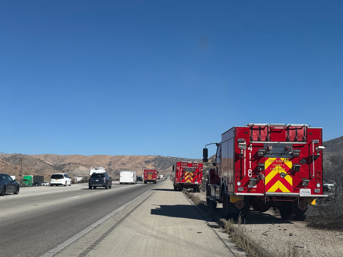 Angeles_NF's tweet photo. #DannyFire
Motorists along I-5 between Smokey Bear Rd and SR-138 interchange should be aware of fire equipment and crews working next to the shoulder.
As the day heats up, there may be blowing dust and/or ash in the area as well from the #DannyFire.
@ReadyLACounty @LASDHQ @LACoFDPIO @LACOFD @CHP_Newhall @CHPFortTejon @CaltransDist7